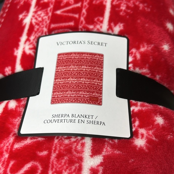 NWT Victoria’s Secret Sherpa Plush Fleece Blanket Red & White 50” x 60” - Picture 7 of 10